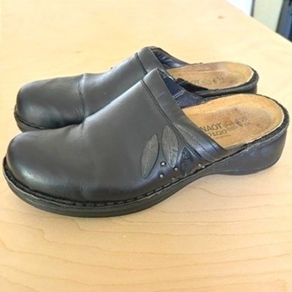 Naot Leather Clogs Women Sz 8 Black Leaf Applique Comfort Mules